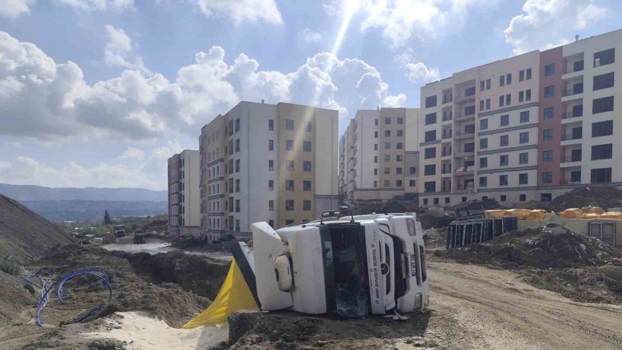 Antakya’da kum yüklü kamyon devrildi
