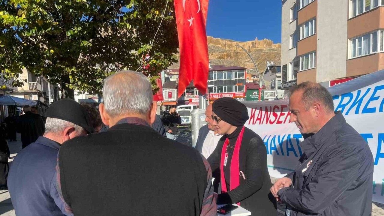 Bayburt’ta vatandaşlar ‘Erken Teşhis Hayat Kurtarır’ standında bilgilendiriliyor