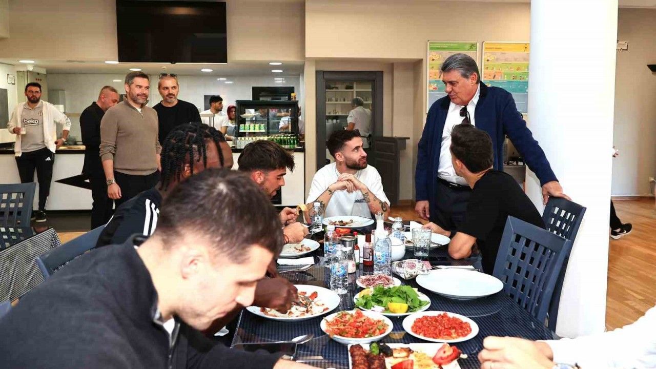 Beşiktaş Başkanı Serdal Adalı, Fenerbahçe derbisi öncesi futbol A takımıyla buluştu