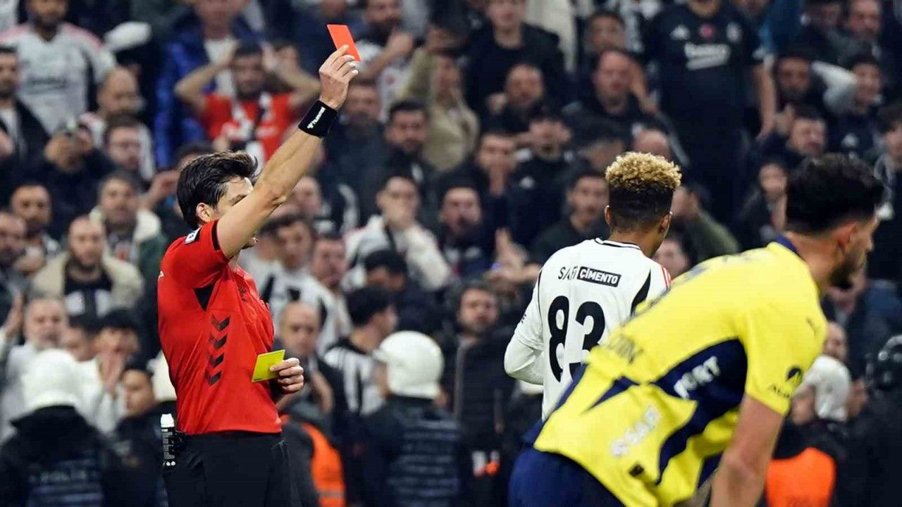 Beşiktaş ile Fenerbahçe arasındaki son 50 derbide 34 kırmızı kart çıktı