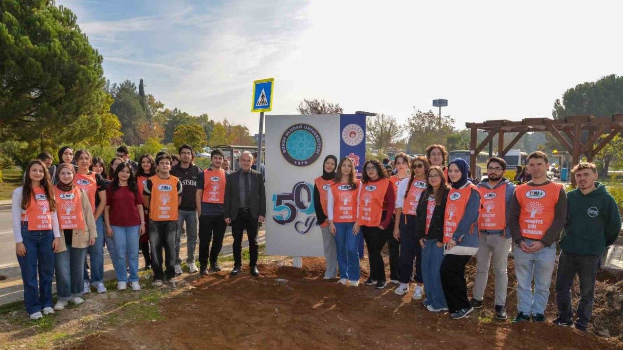 BUÜ’nün ’50. Yıl Sokağı’ fidanlarla renklendirildi