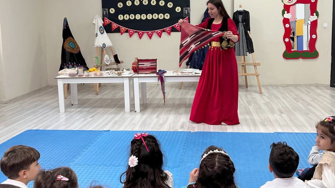 Çatak’ta miniklerden kültürel renklerle Cumhuriyet kutlaması