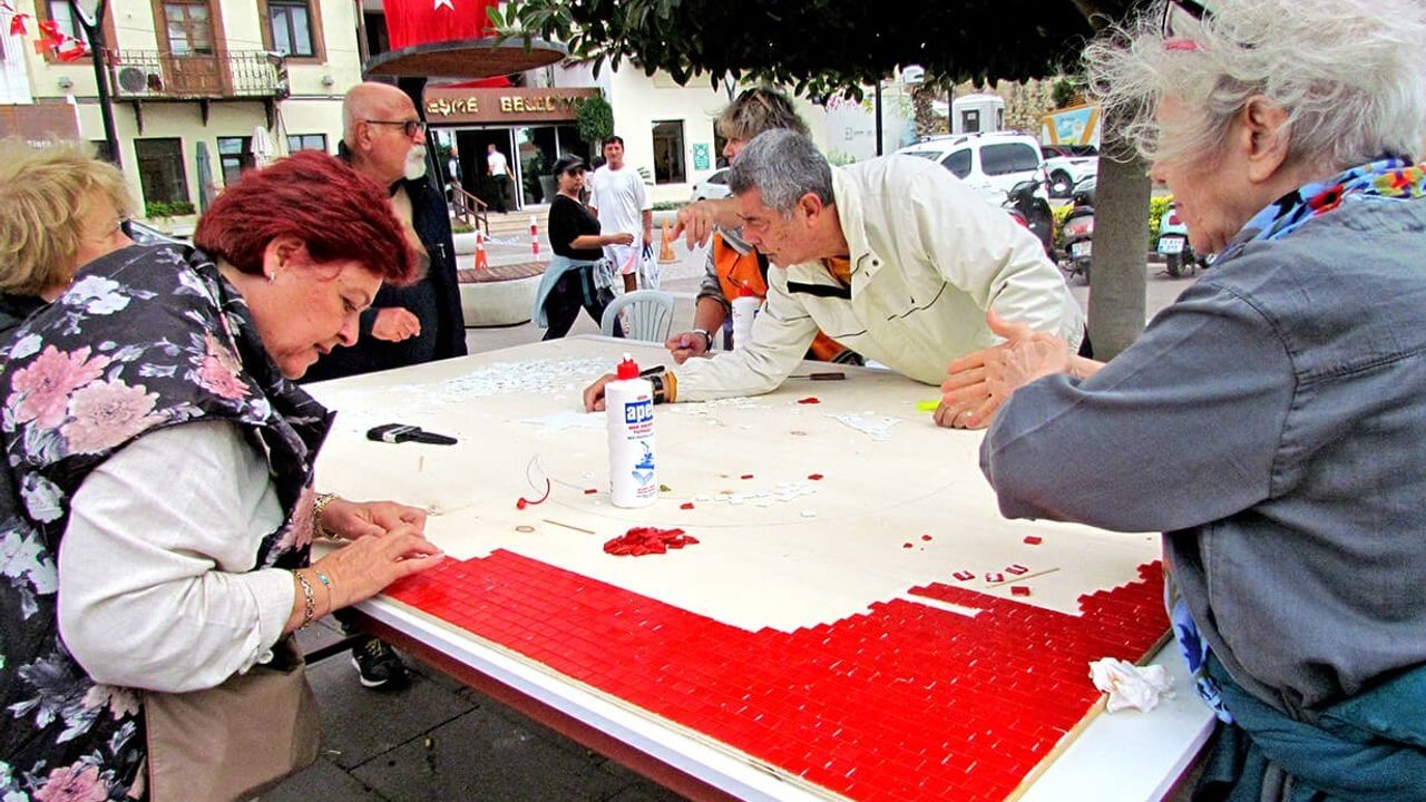 Çeşme’de Cumhuriyet Bayramı coşkusu mozaik atölyesiyle başladı