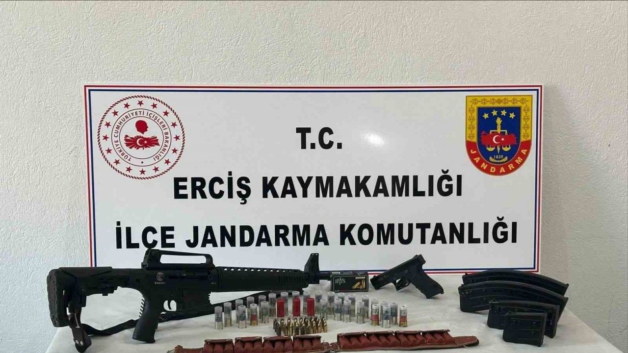Erciş’te ruhsatsız silah ve fişek ele geçirildi