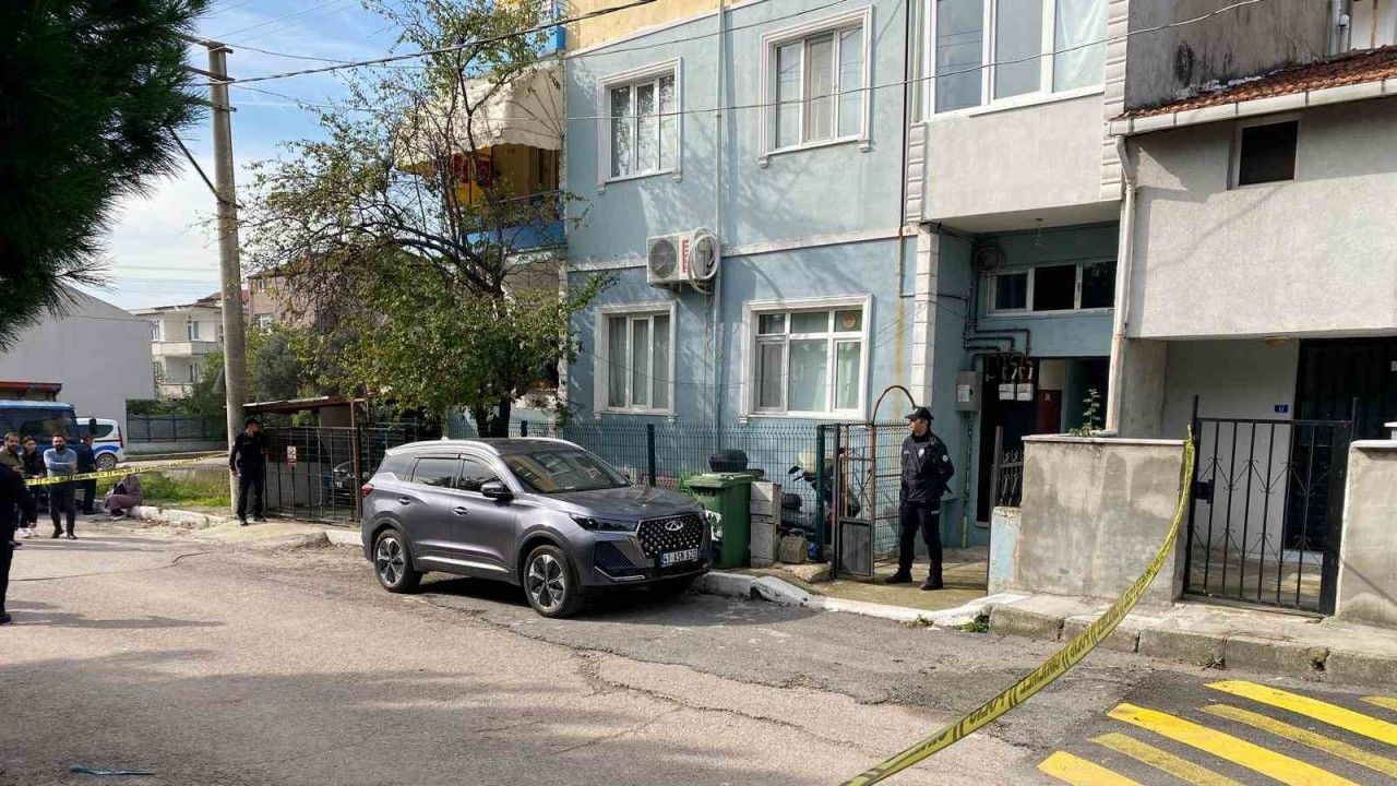 Eşini bıçaklayarak öldürdükten sonra kendini yaraladı