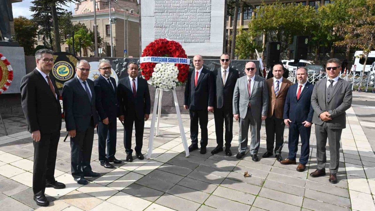 Eskişehir’de 29 Ekim kutlamaları çelenk sunma töreniyle başladı