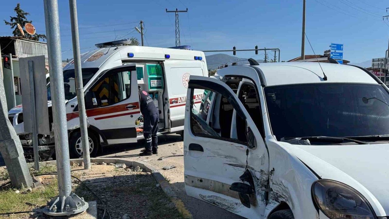 Fethiye’de ambulansla hafif ticari araç çarpıştı: 2 yaralı
