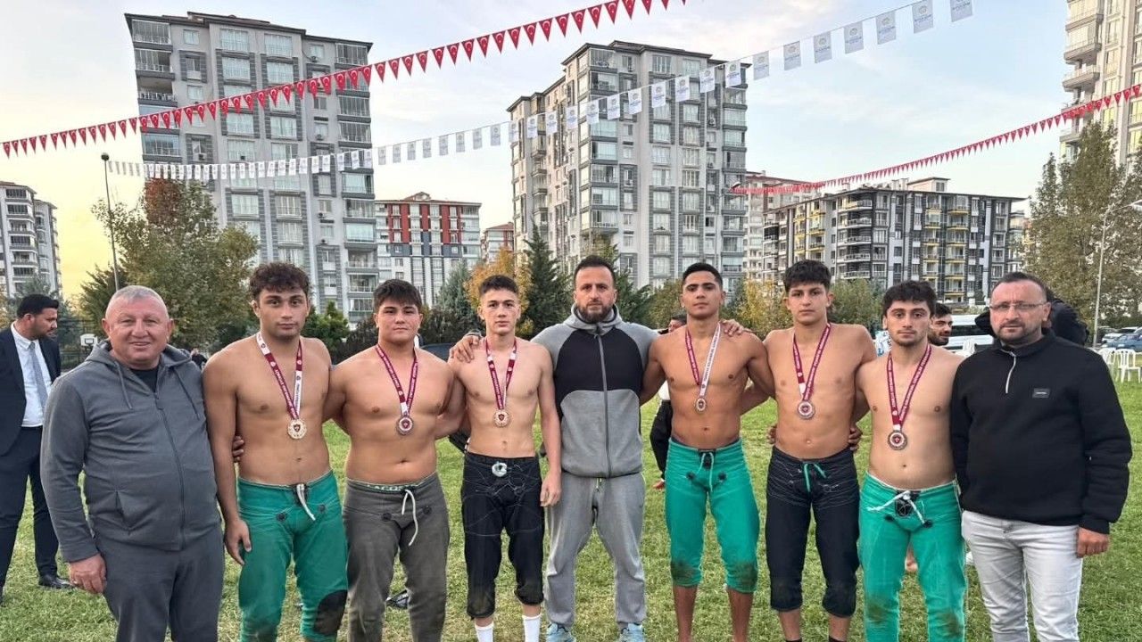 İlkadımlı güreşçilerin güreş başarısı