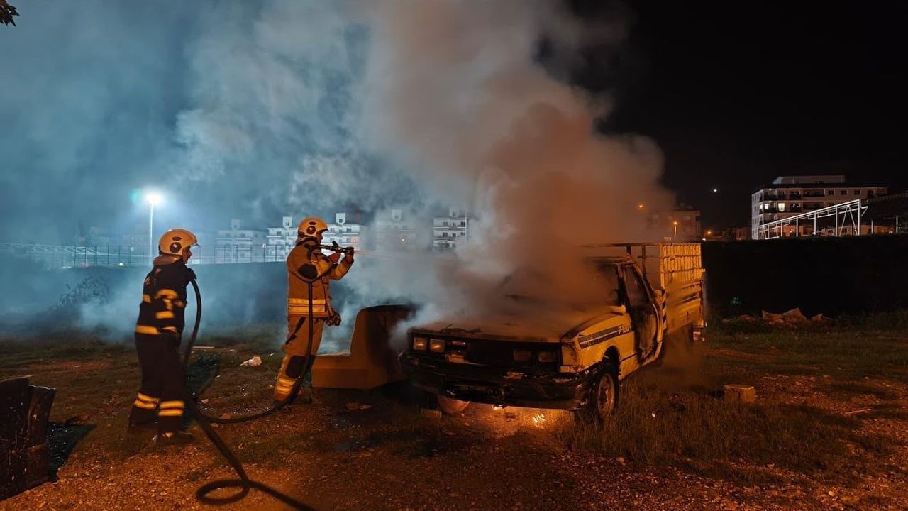 İskenderun’da pikap yandı