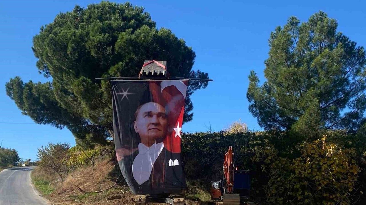 Kepçe operatöründen anlamlı cumhuriyet kutlaması