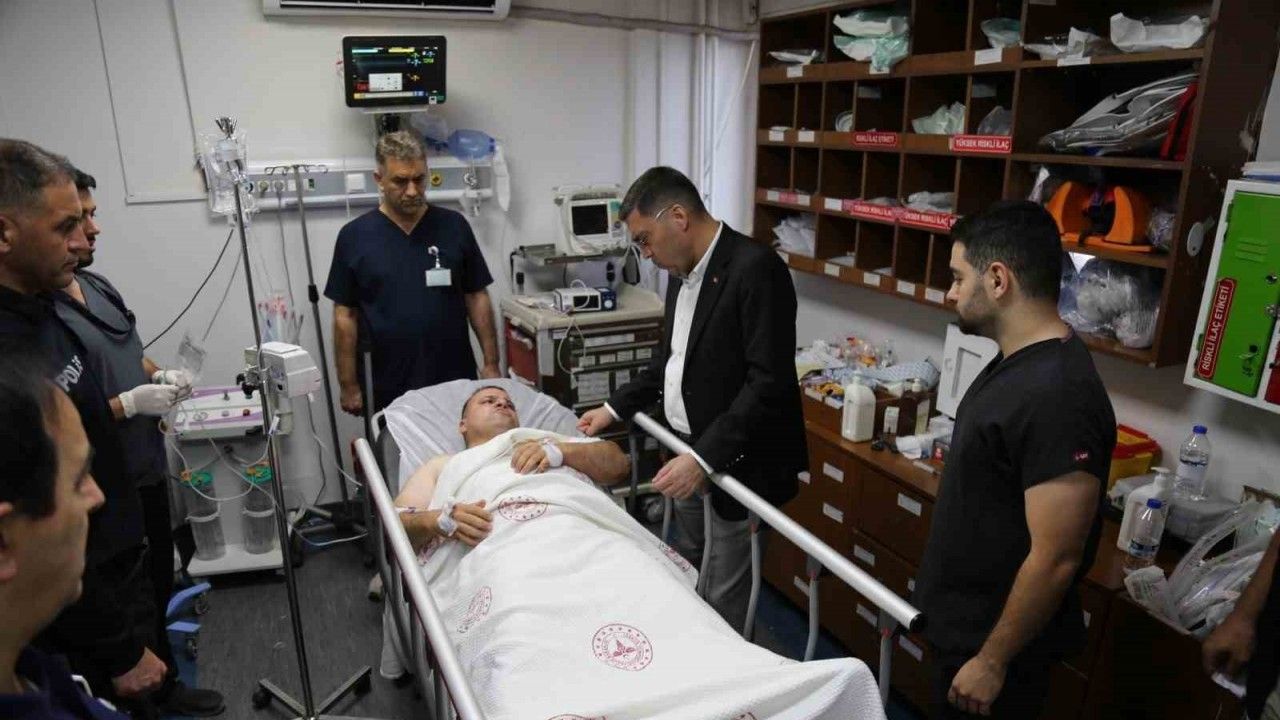 Nöbet tutan polise bıçaklı saldırı