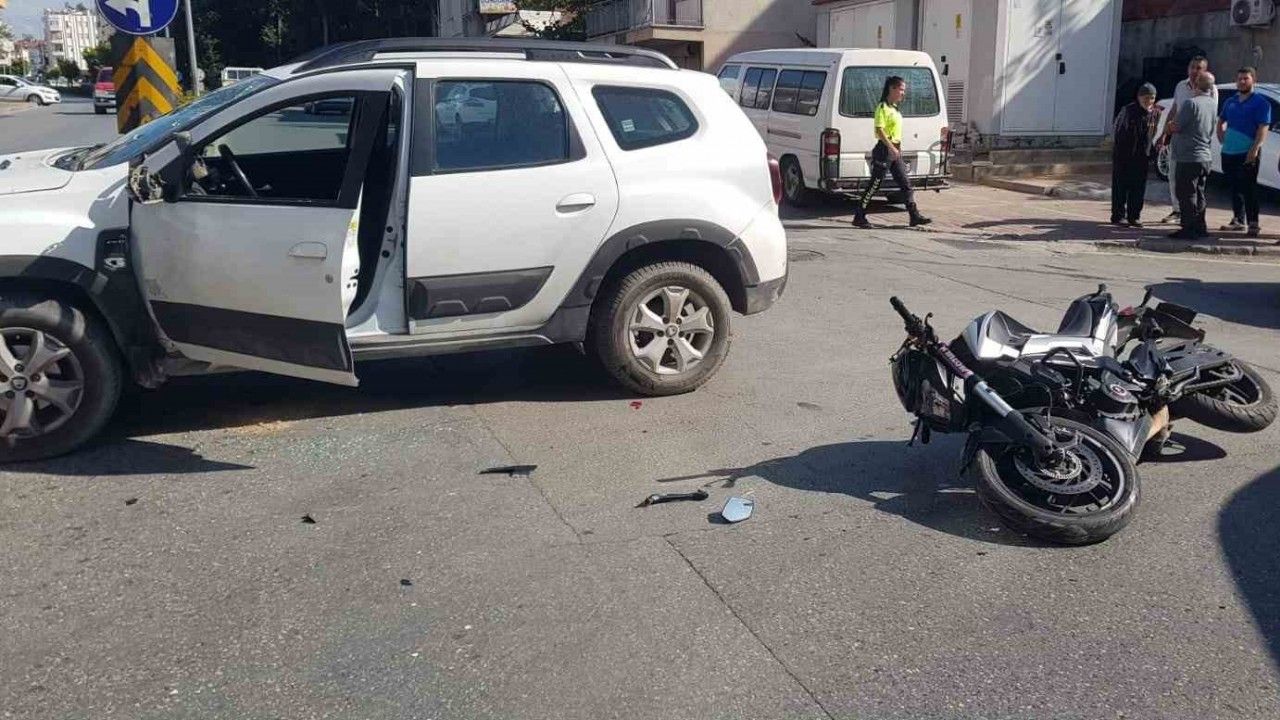 Otomobille motosiklet çarpıştı: 1 yaralı