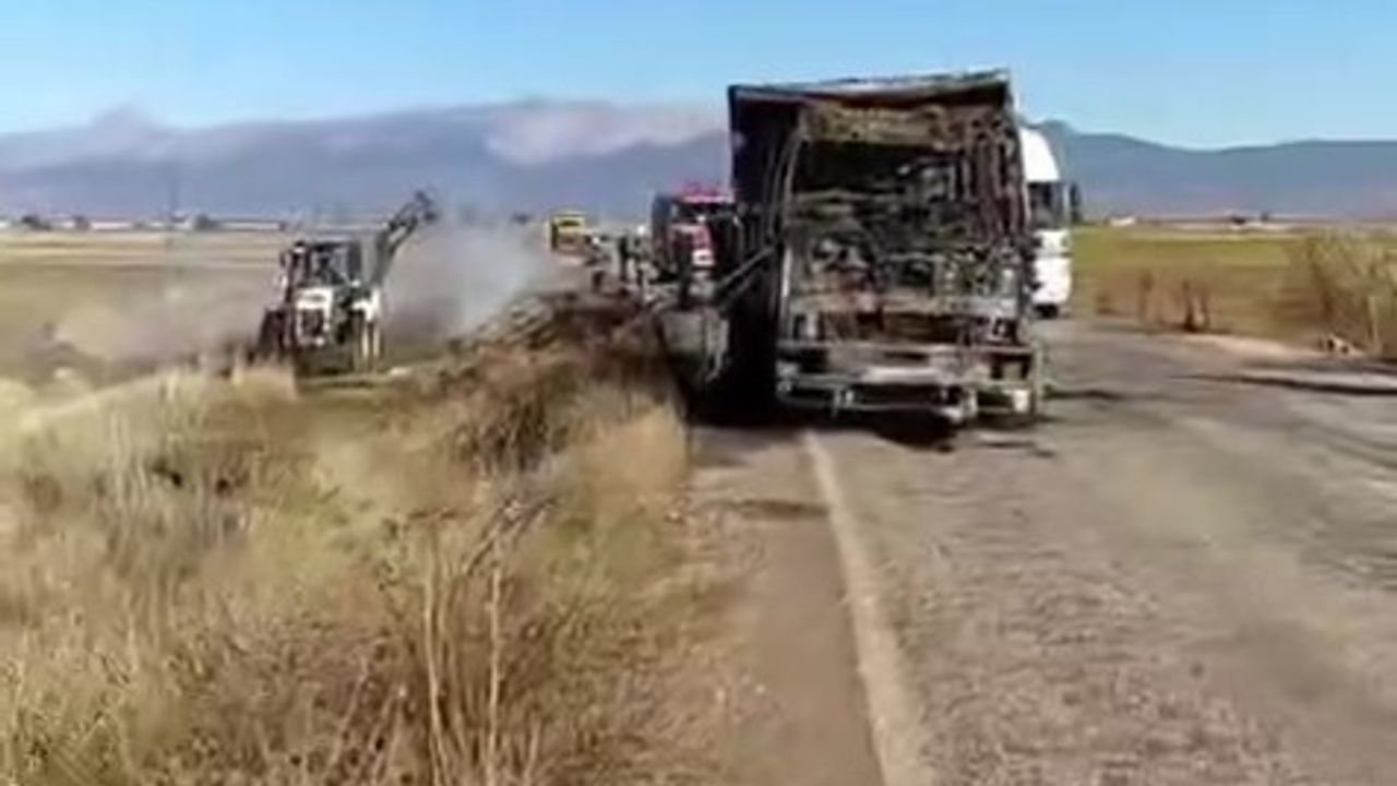 Saman yüklü kamyon yangın sonrası kullanılamaz hale geldi