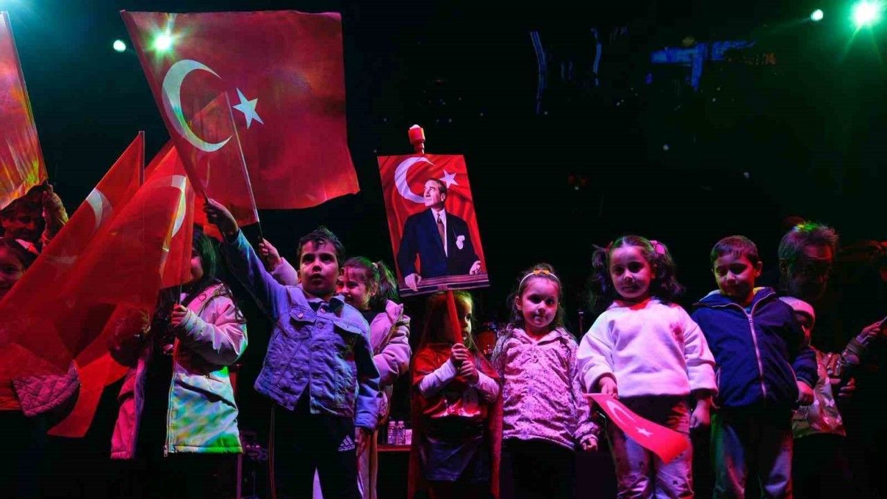 Sancaktepe’de Cumhuriyet coşkusu fener alayı ve Feridun Düzağaç konseriyle zirveye ulaştı