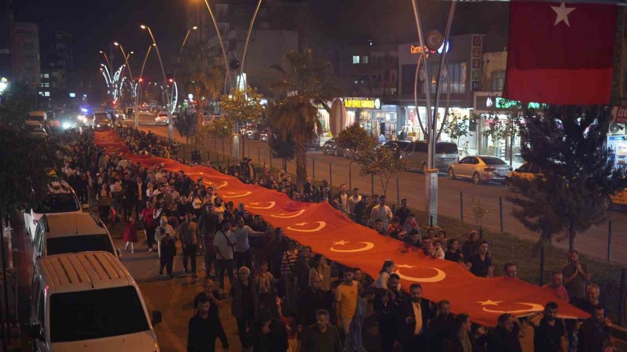 Şırnak’ta Cumhuriyet Bayramı coşkusu: 300 metrelik Türk bayrağıyla yürüyüş, Kürtçe şarkılarla kutlama