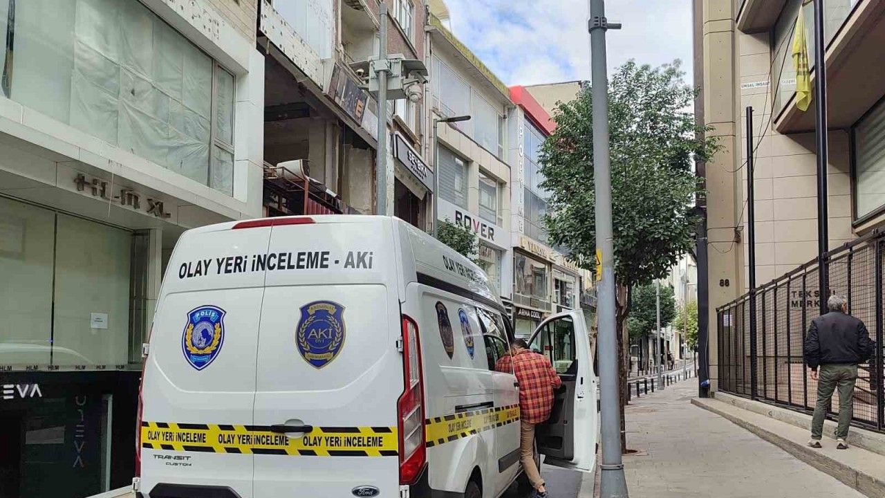 Şişli’de 4 katlı binada çıkan yangında 1 kişi yanarak hayatını kaybetti