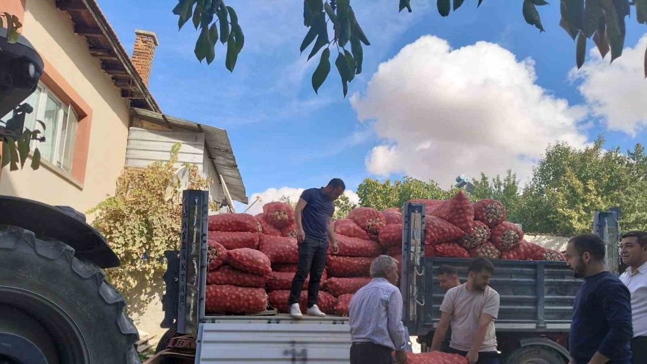 Sivrihisarlı çiftçiler öşürünü müftülüğe teslim etti