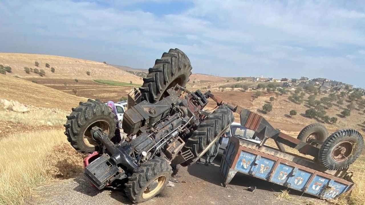 Traktör devrildi: 3 yaralı