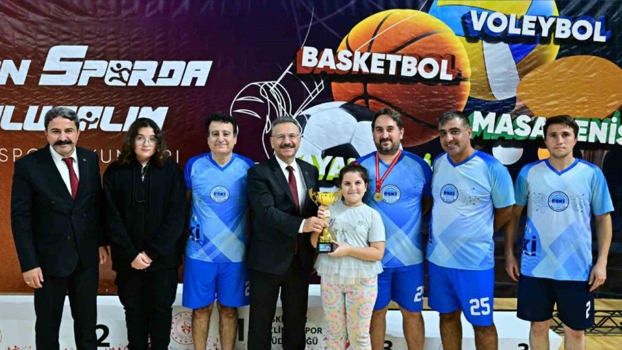 Vali Aksoy, 3. Kamu Spor Oyunları’nda dereceye girenleri ödüllendirdi
