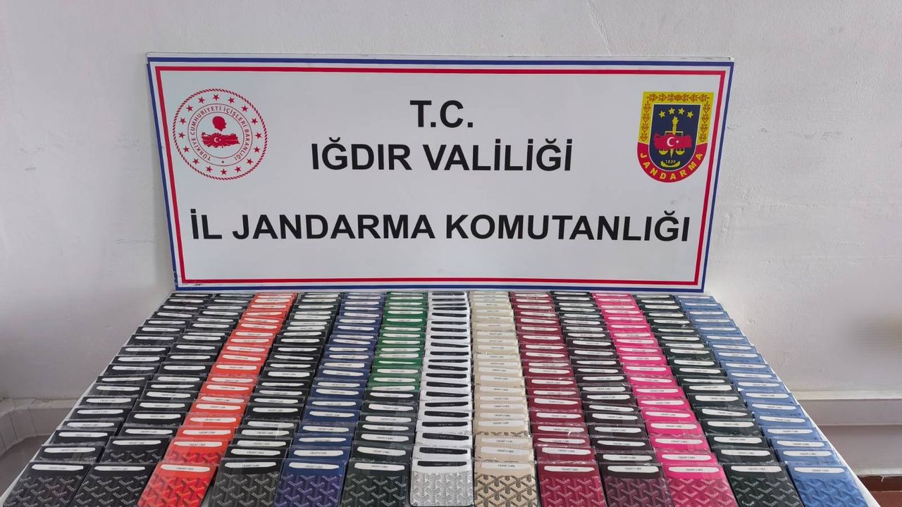 IĞDIR’DA KAÇAKÇILIK OPERASYONU: 2.900 ADET LÜKS MARKALI ÜRÜN ELE GEÇİRİLDİ!