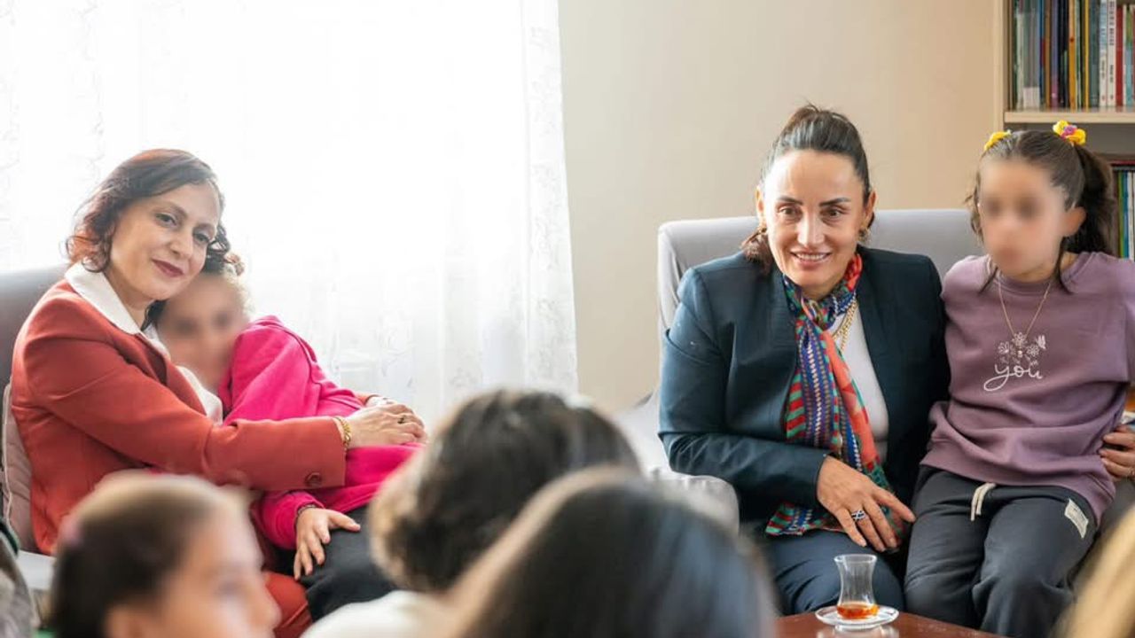 Vali Eşinden Kimsesiz Çocuklara Sıcak Dokunuş