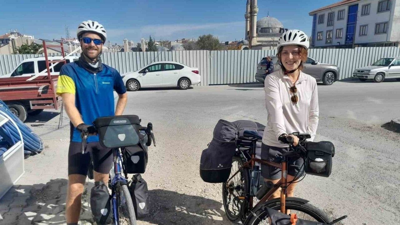 Bisikletle Almanya’dan yola çıkıp, 10 ülkeyi geçip Konya’ya ulaştılar
