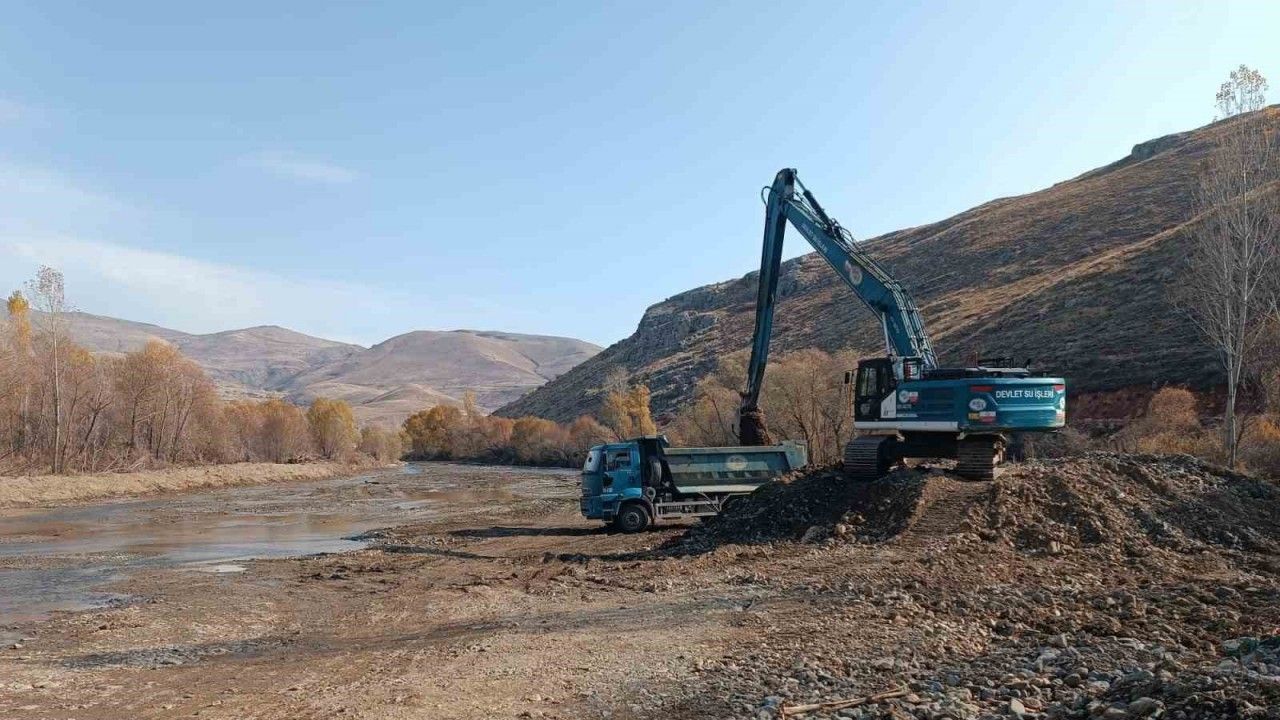 Çatıksu köyünde dere yatağı temizlendi