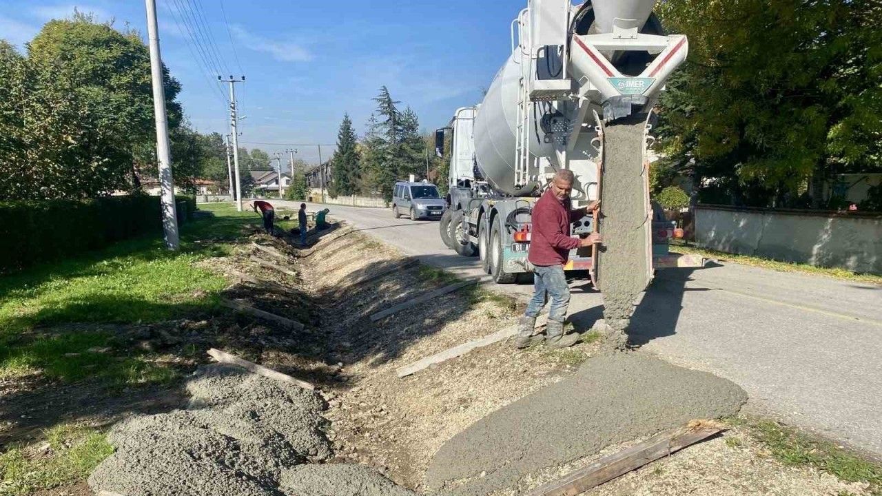 Düzce’de köy yollarına v kanal yapılıyor