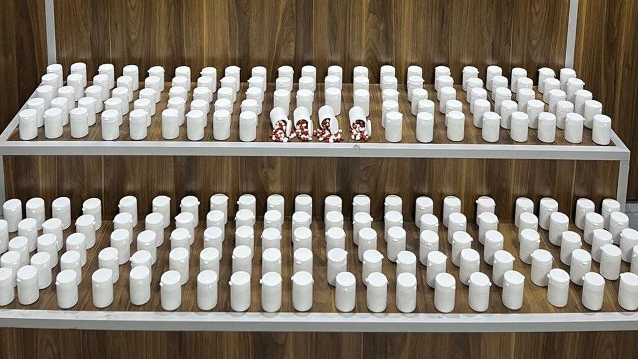 Polisten kaçan araçlardan binlerce uyuşturucu hap çıktı