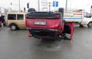 Otomobil ile çarpışan araç ters döndü: 2 yaralı