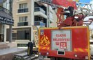 Cam arasına sıkışan güvercin kurtarıldı