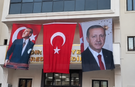 Iğdır Belediyesine Atatürk, Türk Bayrağı ve Cumhurbaşkanı Erdoğan’ın Posteri Asıldı