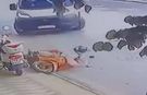 Dönüş yapan minibüs motosiklete böyle çarptı