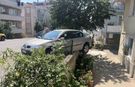 El frenini çekmeyi unuttu, otomobil bahçe duvarında asılı kaldı