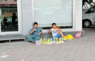 Iğdır’da Harçlıklarını Çıkarmak İçin Sokak Sokak Satış Yapıyorlar