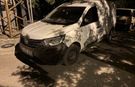 Kamyonet çift taraflı park edilen yolda bir araca çarpıp, bir otomobilin de aynasını kırdı