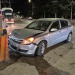 Kontrolden çıkan otomobil tramvay hattının direğine çarptı: 1 yaralı