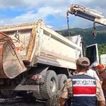 Asfalt yüklü kamyon devrildi: Ardahan-Posof karayolunu kısa süreliğine ulaşıma kapatıldı