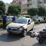 Direksiyon hakimiyetini kaybetti, karşı şeritteki otomobile çarptı