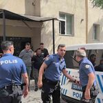 Erzurum'da çocuklarıyla balkona çıkan uzaklaştırma kararlı koca ikna edildi