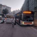 Hatalı park edilen servis aracı trafiğin tıkanmasına sebep oldu