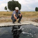 Kuyudan çıkan suyun köpükleri alev alıyor, elleri yumuşatıyor