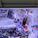 Motosikletin dükkana girdiği kazanın görüntüleri ortaya çıktı