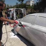 Sokakta gördüğü kirli araçları habersizce yıkıyor...Araç sahiplerine sürpriz yapıyor