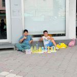 Iğdır’da Harçlıklarını Çıkarmak İçin Sokak Sokak Satış Yapıyorlar