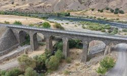 Elazığ"ın Palu ilçesindeki 100 metrelik alanda 4 tarihi köprü ilgi çekiyor