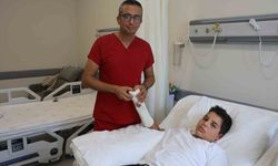 Elini üzüm sıkma makinesine kaptıran Melih"in kopan parmakları, Altınözü Devlet Hastanesi"nde  başarılı geçen ameliyatla tutturuldu