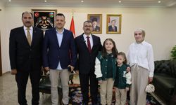 Yağmur Altında İstiklal Marşı Okuyan Zeynep Ece’ye Vali’den Ödül
