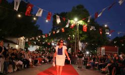 Antalya’da 60 yaş üstü öğrenciler podyumda mankenlere taş çıkardı