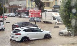 Antalya’da sağanak yolları göle döndürdü, araçlar mahsur kaldı